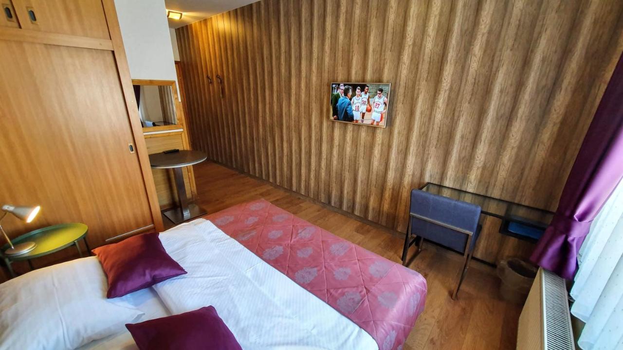 Hotel Zvonimir Оточац Екстер'єр фото